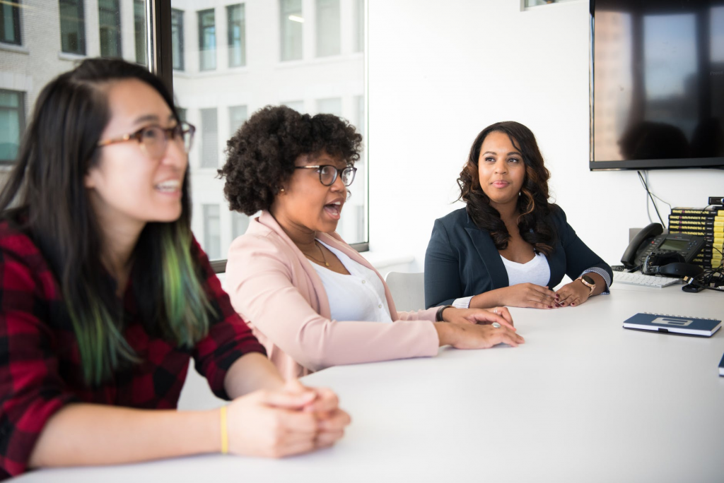 business-woment-in-meeting