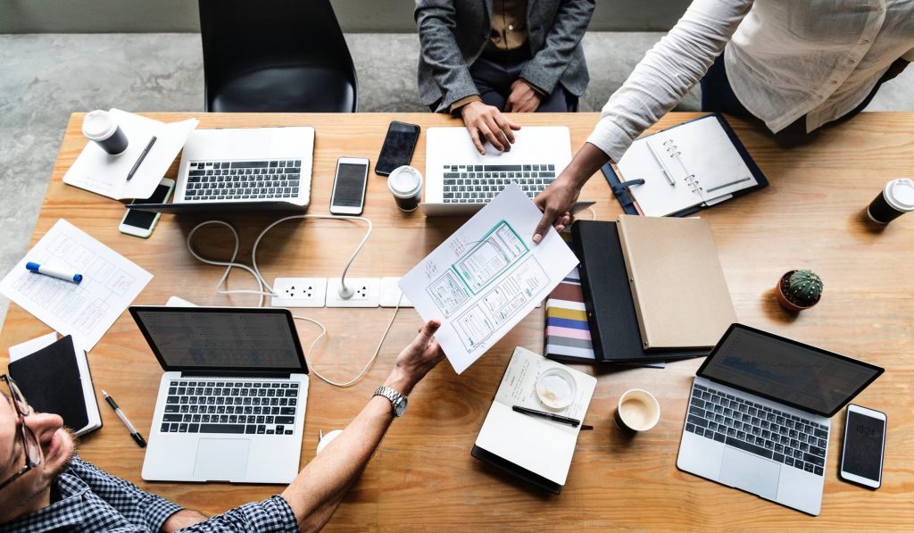 meeting-with-laptop