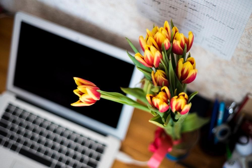 laptop-flowers