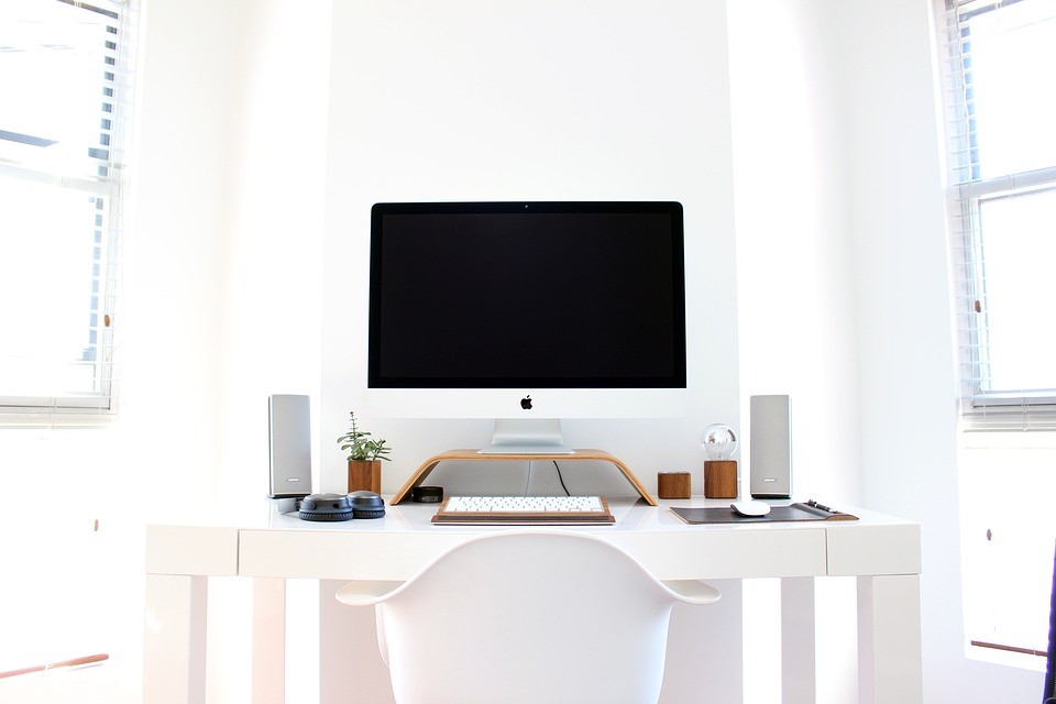 apple-desk-computer-paper