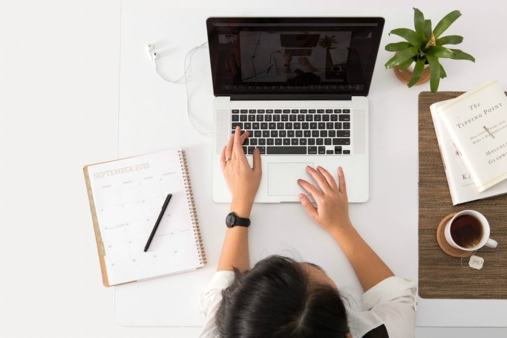 women-laptop-working-online