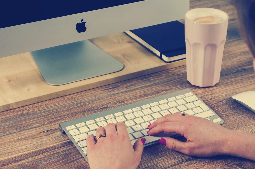 mac-computer-work from home-wfh-entrepreneur-freelancer