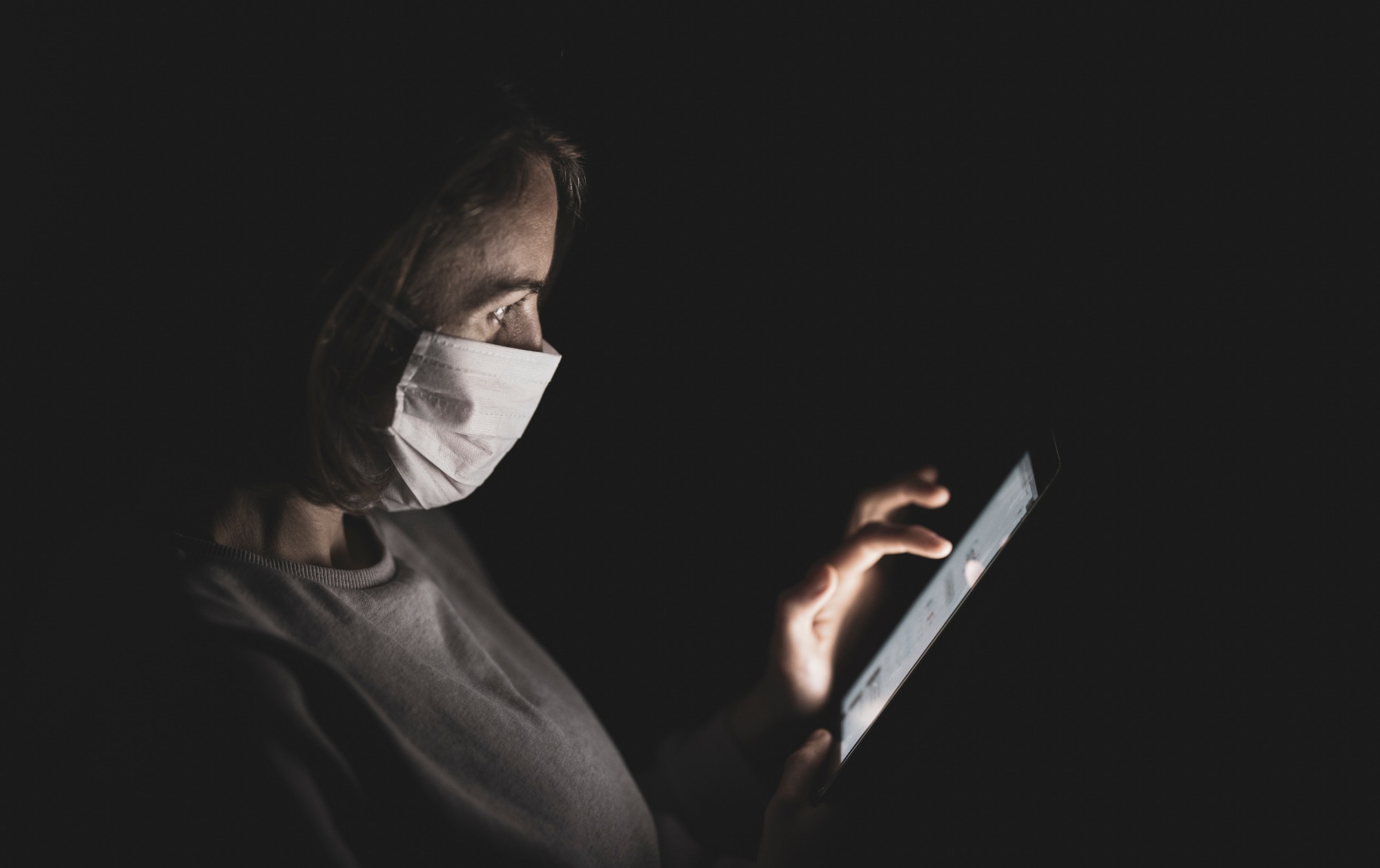 woman-reading-tablet-woman-mask