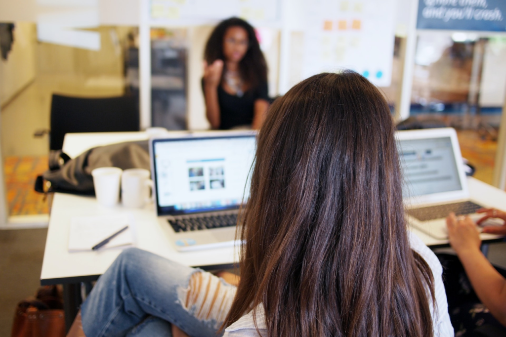 entrepreneurs-women-meeting-discussion-team meeting