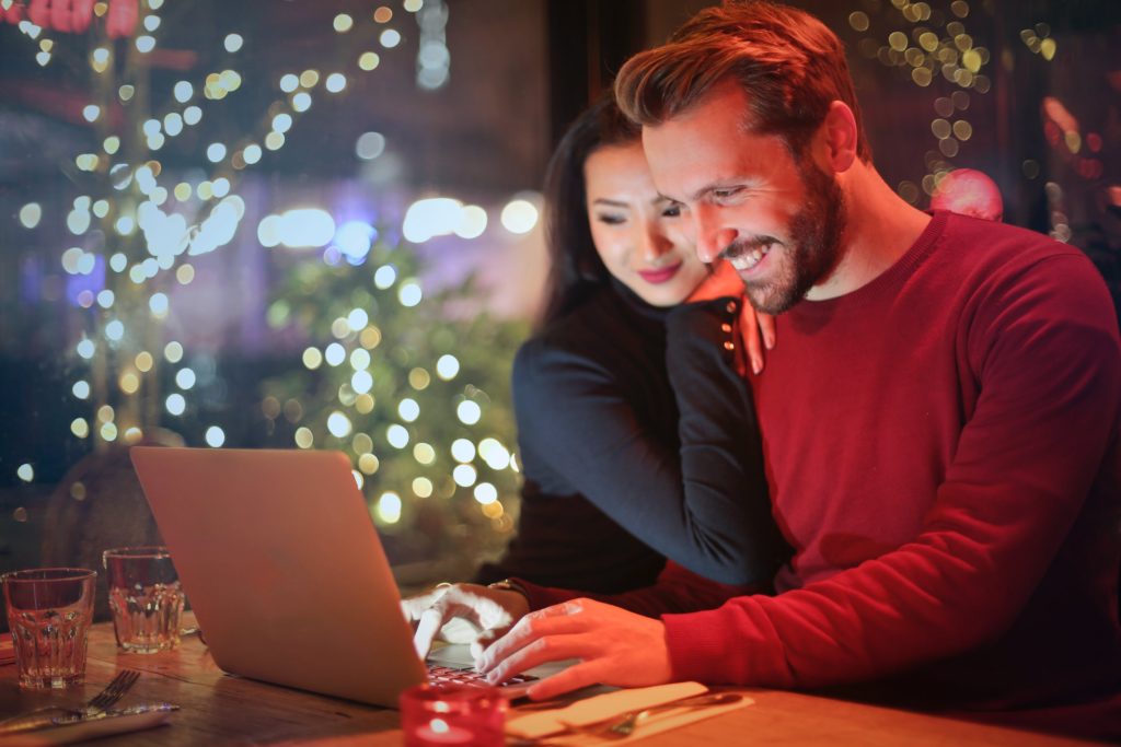 couple-holiday-excited-engage audience