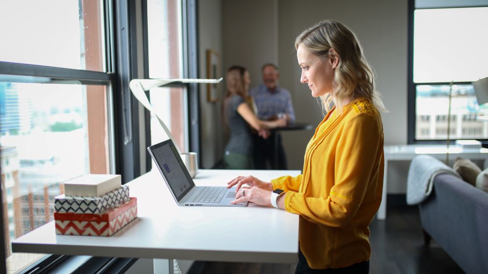 standing desk-woman entrepreneur-office