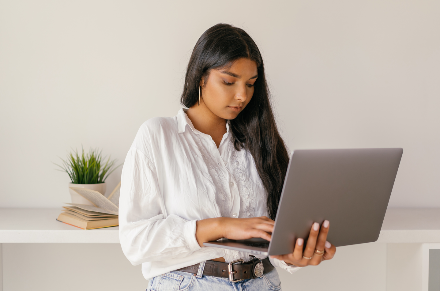 women on laptop-business-direct mail