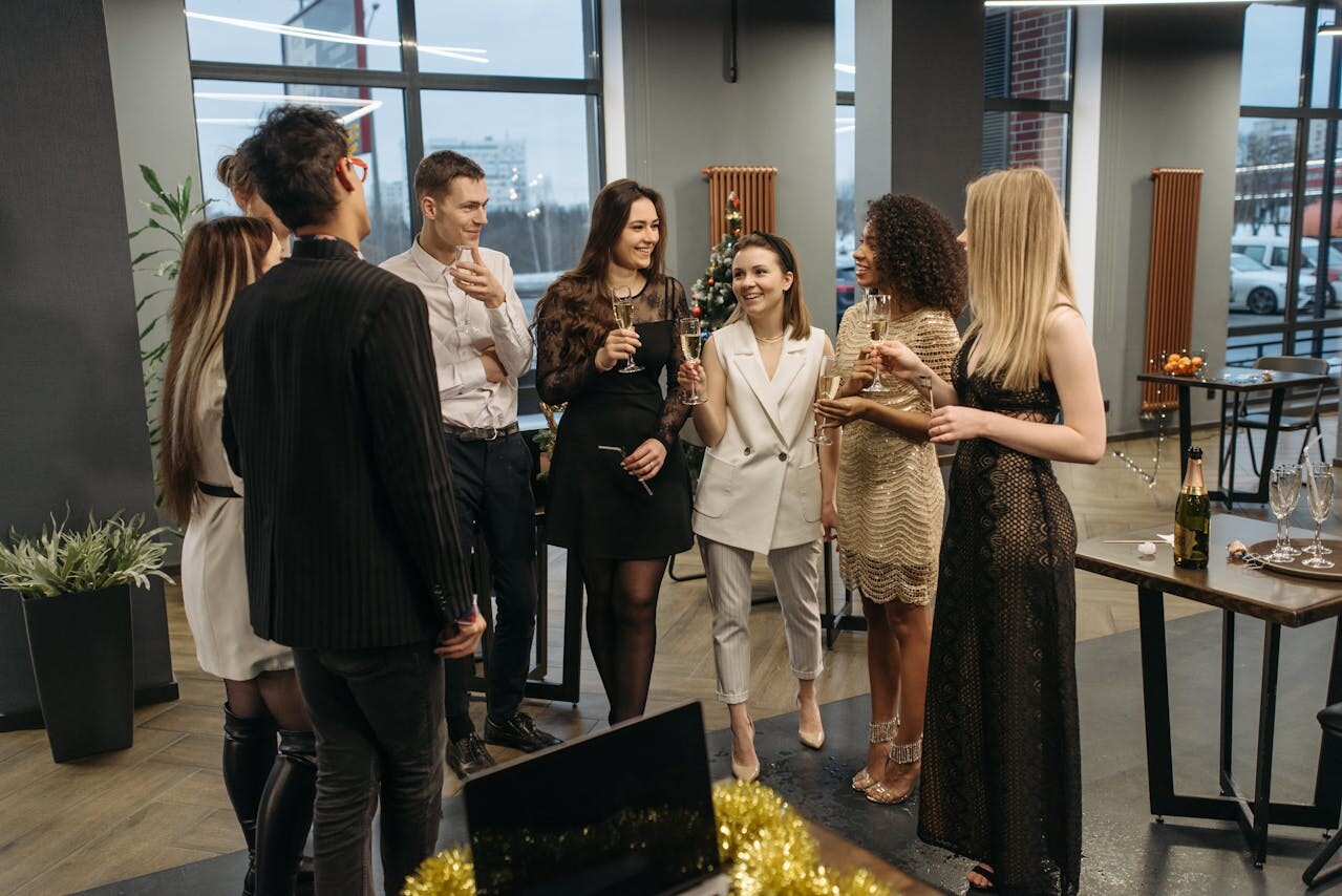 How Your Business Can Throw An Amazing Party For Employees (1)