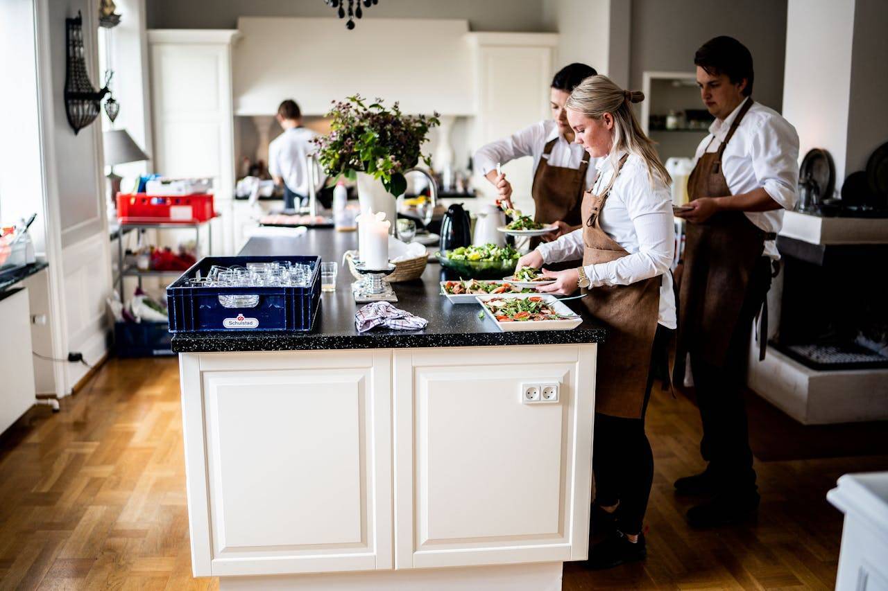 How Personal Chefs Bring Fine Dining to Your Kitchen - Lead Grow ...