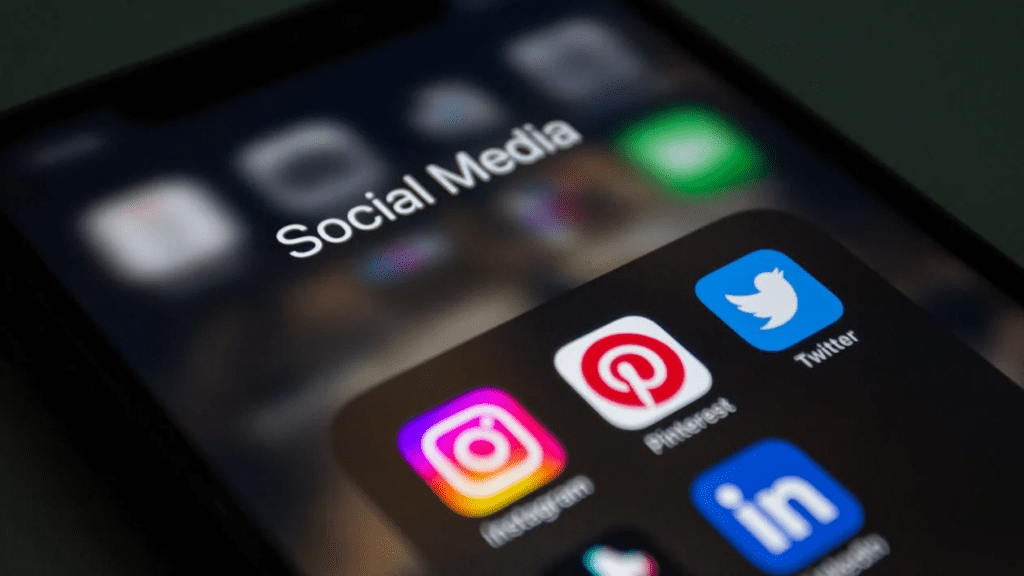 Smartphone screen showing a 'Social Media' folder with Instagram, Pinterest, Twitter, and LinkedIn icons.