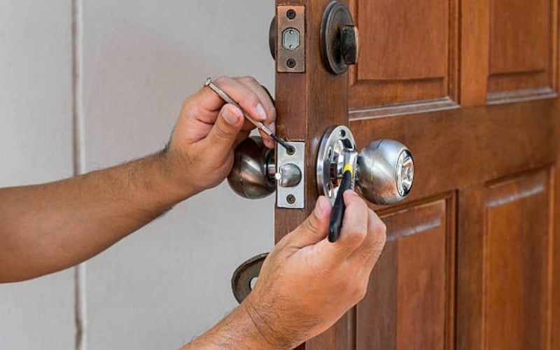 What to Expect When You Call a Locksmith Service? 1 locksmith service